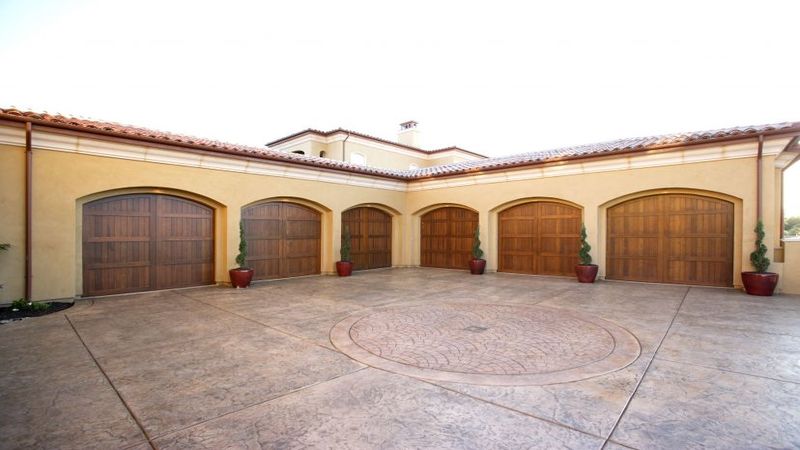 Choosing the Right Garage Door Service in Manitoba