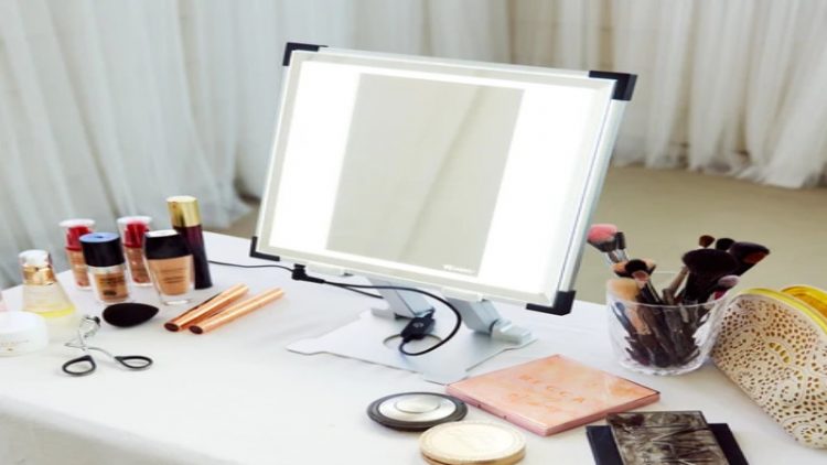 Benefits of a Light-up Makeup Mirror